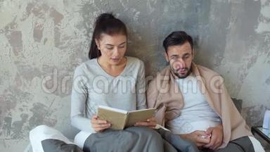 年轻女子正在读她丈夫的书